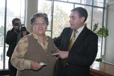 Foto de la  entrega de  financiamiento a diversas instituciones por parte de la municipalidad de Osorno