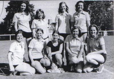 Foto archivo:Equipo femenino del Club Gimnástico Alemán de Llanquihue en el año 1974