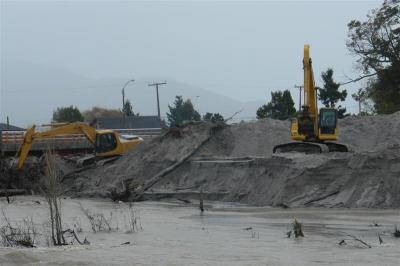 Trabajo  de enrocamiento del río Blanco en Chaitén realizado por Vialidad y Cuerpo Militar del Trabajo.