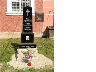 Foto Monumento en memoria del primer obispo de la Colonia Alemana en Chile .